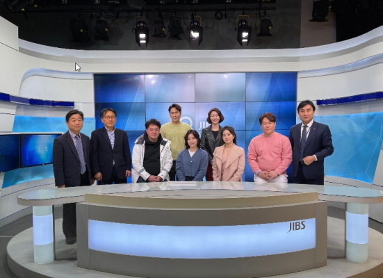 NSP통신-나우경제TV 출연진들과 JIBS 이용탁대표, 나우제주TV 정효성대표 제주JIBS 사옥 방문 (나우경제TV 제공)