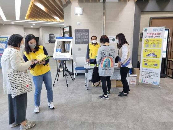 -24일 배다리도서관 방문객들을 대상으로 시민과 함께 하는 도로명주소 캠페인이 진행되고 있다. (평택시)