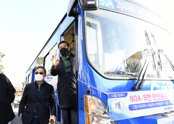 NSP통신-윤화섭 안산시장이 안산순환버스 탑승을 하고 있다. (안산시)