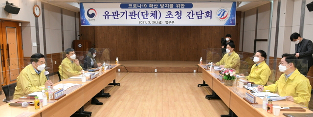 NSP통신-26일 윤화섭 안산시장이 외국인 노동자 고용업체 대표자 등으로부터 애로사항을 청취하고 있다. (안산시)