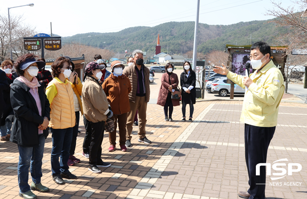 NSP통신-주낙영 경주시장 암곡동 마을안길 확장 공사 현장 방문 모습. (경주시)