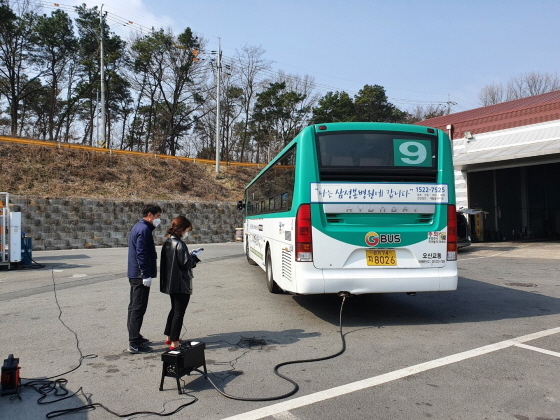 NSP통신-오산시 관계자가 버스의 배출가스를 점검하고 있다. (오산시)