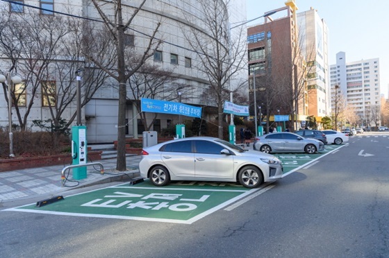 NSP통신-양천문화회관 옆 가로등 전기차 충전소