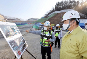 [NSP PHOTO]백군기 용인시장, 풍수해 대비 마평동 물류창고 조성 현장 점검