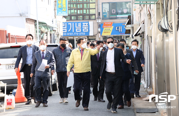 NSP통신-주낙영 경주시장 성동시장 인도 정비 사업 현장 점검 모습. (경주시)