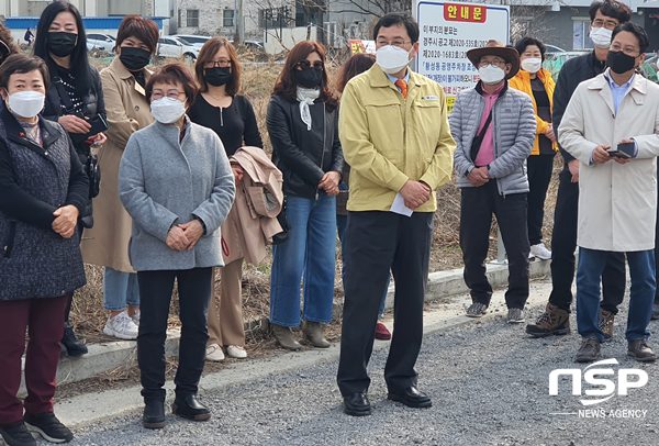 NSP통신-주낙영 경주시장이 시민들의 시선이 향하는 곳을 바라보며 잔잔한 미소를 머금고 있다. (권민수 기자)