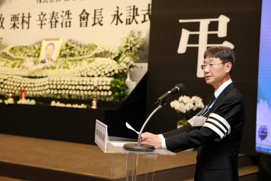 NSP통신-유족 대표 신동원 부회장이 인사말을 전하고 있다 (농심 제공)