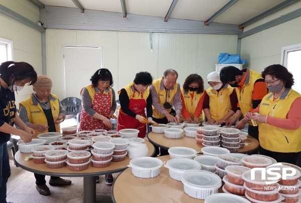 NSP통신-영덕군 축산면지역사회보장협의체는 지난 29일 밑반찬을 직접 만들어 식사준비가 어려운 관내 홀몸어르신 등 위기가정 20가구에 전달했다. (영덕군)