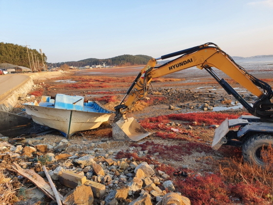 NSP통신-2020년 안산행낭곡항 주변 방치선박 제거 모습. (경기도)