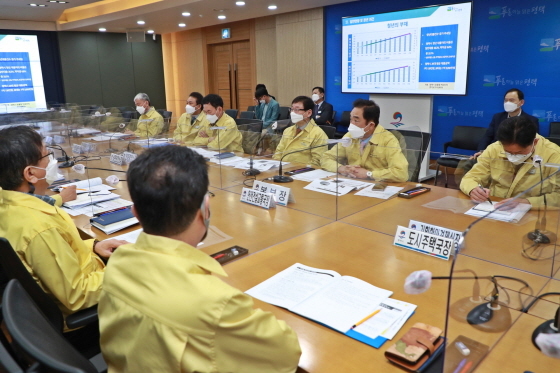 NSP통신-29일 시청 종합상황실에서 정장선 평택시장이 간부공무원 20여 명과 청년정책 추진 방향에 관해 논의하고 있다. (평택시)