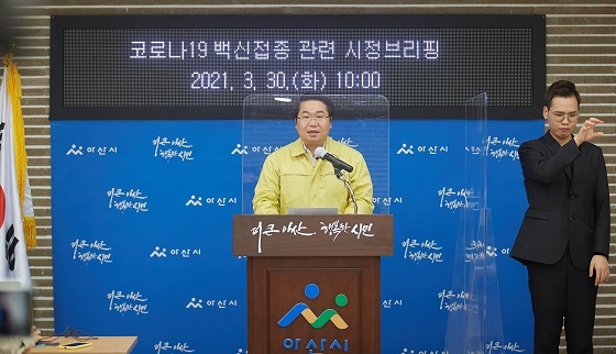 NSP통신-▲오세현 시장이 75세 이상 어르신의 코로나19 예방 접종 참여를 독려했더, (아산시)