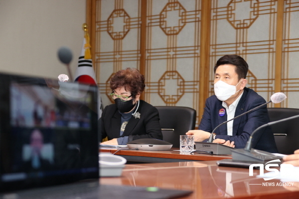 -포항시는 30일 시청 중회의실에서 ‘포항 미래 100년을 이어갈 첨단기술 산업 육성’ 을 위해 해외기업 CEO들과 온라인 영상회의를 가졌다. (포항시)