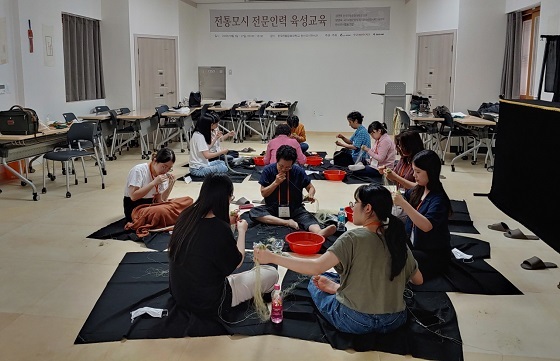 NSP통신-▲서천군이 한산모시 후계인력 육성교육 프로그램을 운영한다(지난해 모습). (서천군)