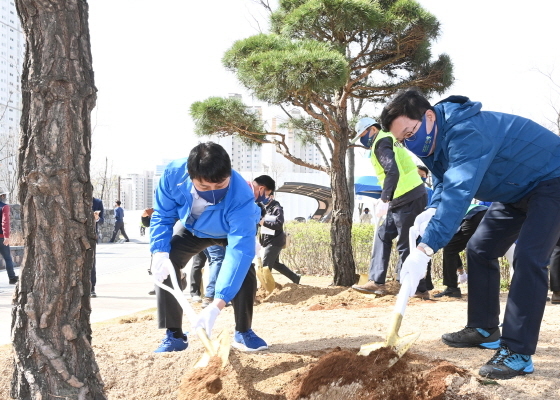 NSP통신-1일 염태영 수원시장(오른쪽)과 조석환 수원시의회 의장이 광교호수공원 큰나무정원에서 나무를 식재하고 있다. (수원시)
