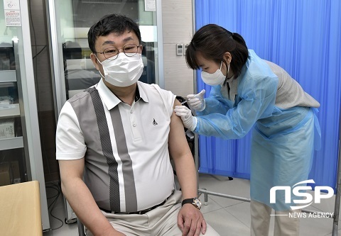 [NSP PHOTO]안심하고 접종하세요...장영수 장수군수, AZ백신 접종