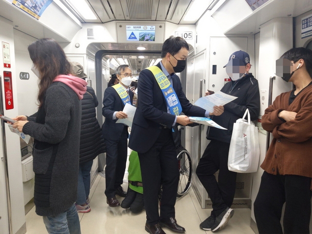 NSP통신-김포시가 공공배달앱 배달특급 정식 서비스를 시작한 가운데 거리 캠페인을 진행하고 있다. (김포시)