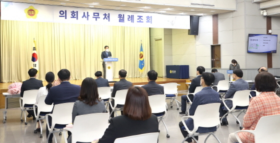 NSP통신-5일 경기도의회 의회사무처 4월 월례조회에서 장현국 경기도의장이 인사말을 하고 있다. (경기도의회)