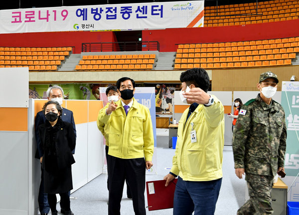 NSP통신-경산시 코로나19 예방접종 센터를 설치하고 최영조 시장이 점검하고 있다 (경산시)