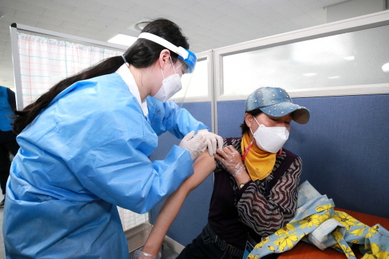 NSP통신-지난달 31일 처인구 코로나19예방접종센터에서 진행된 백신접종 모의훈련 모습. (용인시)