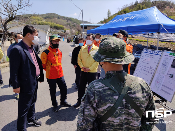 NSP통신-주낙영 경주시장이 7일 경주 산내면 외칠리에서 실종된 80대 치매 노인 사건 수색현장을 방문하고 있다. (경주시)