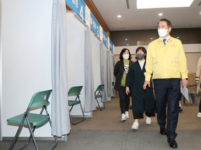 NSP통신-최대호 시장이 접종센터가 마련되는 안양아트센터 1층을 관계자들과 점검하고 있다. (안양시)