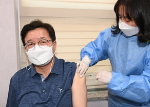 [NSP PHOTO]코로나19 백신 접종 한 염태영 수원시장, 시민들 동참 당부