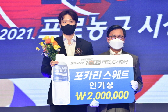 NSP통신-조익성 동아오츠카 대표(오른쪽)와 원주 DB 허웅 선수(왼쪽) (동아오츠카 제공)