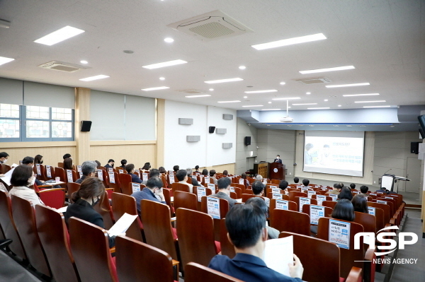 NSP통신-박홍근 교장이 입시홍보와 진로지도에 대해 특강을 하고 있다. (영남이공대학교)