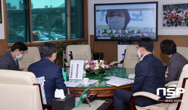 NSP통신-권오봉 여수시장이 여수시 평생학습 동아리 연합회 임원 및 회원들과 화상으로 온택트 사랑방 좌담회를 하고 있다. (여수시)