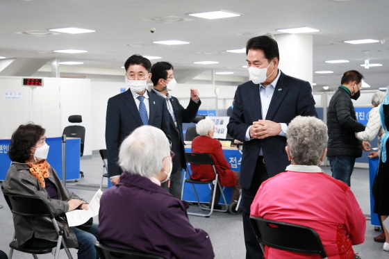 NSP통신-8일 백군기 용인시장이 처인구 코로나19 예방접종센터에 방문해 어르신들과 이야기를 나누고 있다. (용인시)