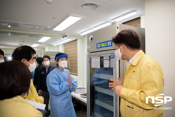 NSP통신-영덕군이 75세 이상 군민을 대상으로 하는 코로나19 화이자 백신 접종 준비로 한창이다. (영덕군)