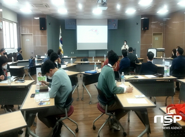NSP통신-경상북도교육청은 13일 삼국유사군위도서관에서 책쓰는 선생님 사업에 선정된 선생님을 대상으로 사업설명회 및 컨설팅을 했다. (경상북도교육청)