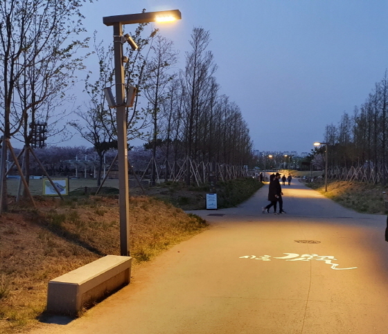 NSP통신-갯골생태공원에 스마트 가로등이 설치된 모습. (시흥시)