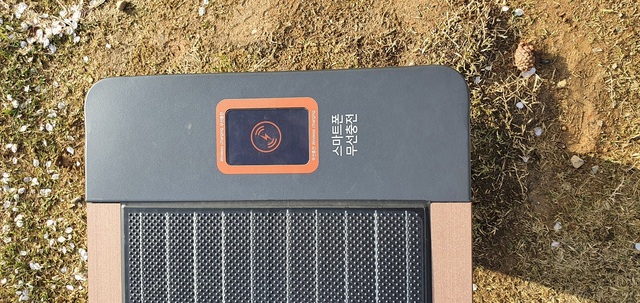 NSP통신-갯골생태공원에 태양광 스마트 벤치가 설치된 모습. (시흥시)