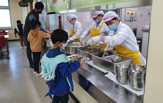 NSP통신-▲공주시가 학교급식에 지역식재료 공급량을 확대한다. (공주시)