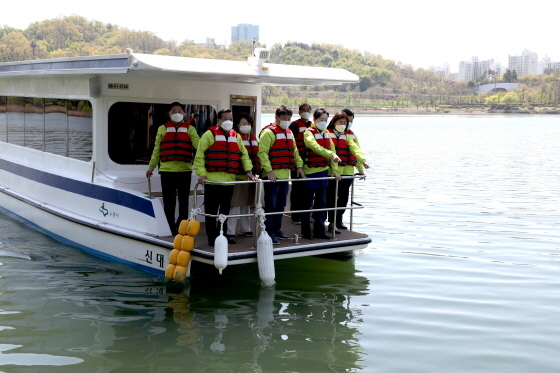 NSP통신-14일 수원시의회 복지안전위원회가 광교호수공원의 태양광관리선에 탑승해 현장 점검을 하는 모습. (수원시의회)