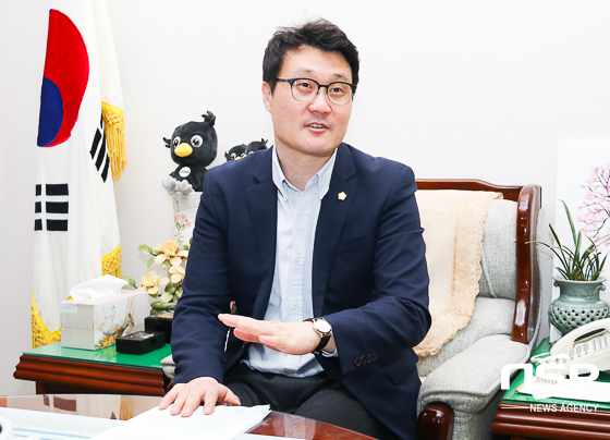 NSP통신-장인수 오산시의회 의장이 코로나19 위기 극복을 위한 정책에 대해 설명하고 있다. (조현철 기자)