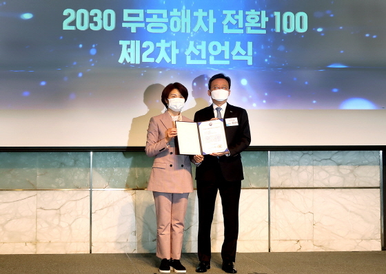 NSP통신-지난 14일 서울 중구 더 플라자호텔에서 열린 한국형 2030 무공해차 전환 100 선언식에서 정상혁 신한은행 부행장(오른쪽)과 한정애 환경부 장관이 기념 촬영을 하고 있다. (신한은행)