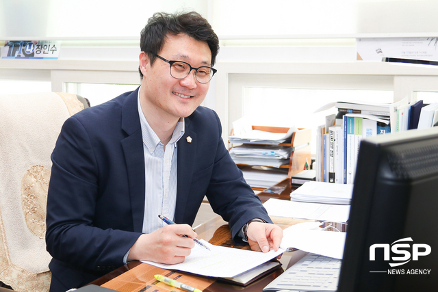 NSP통신-장인수 오산시의회 의장이 집무를 보고 있다. (조현철 기자)