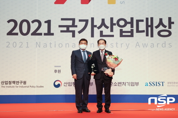 NSP통신-한국가스공사는 2021 국가산업대상 동반성장 부문 대상을 수상했다.사진 오른쪽 이승 한국가스공사 경영관리부사장 (한국가스공사)