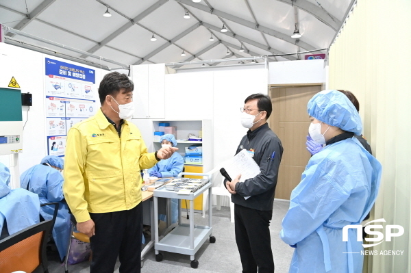 -청송군은 15일 청송군보건의료원에 예방접종센터를 개소하고, 본격적인 지역주민 대상 코로나19 예방접종을 시작했다. (청송군)