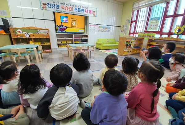 NSP통신-청도군에서 관내 아동들의 건강관리 체계 구축을 위해 건강 새싹키우기 프로그램을 비대면으로 교육하고 있다 (청도군)