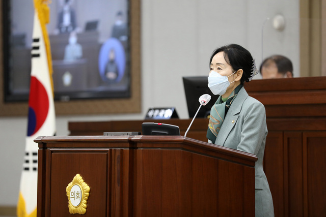 NSP통신-이미경 수원시의회 복지안전위원장이 발언을 하고 있다. (수원시의회)