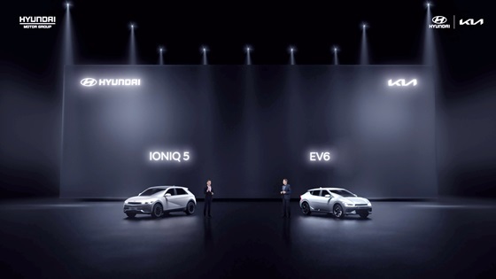NSP통신-중국 전략 발표회 라이징 어게인, 포 차이나(Rising again, For China)에서 (왼쪽 부터) 현대자동차 아이오닉5와 기아 EV6가 공개되는 모습