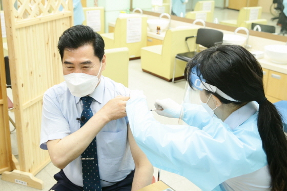 NSP통신-16일 김상돈 의왕시장이 코로나19 예방접종의 신뢰도를 제고하고 주민들의 예방접종 참여를 유도하기 위해 아스트라제네카 백신 접종을 하고 있다. (의왕시)