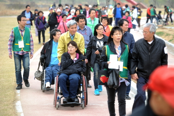 NSP통신-곽상욱 오산시장이 건기대회에서 휠체어를 밀어 주고 있다. (오산시)