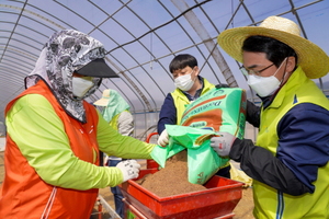 [NSP PHOTO]농협금융지주, 영농철 맞아 농촌 일손돕기 실시