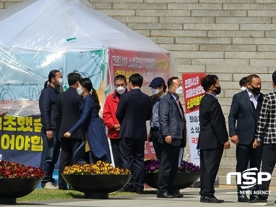 NSP통신-최승재 국회의원을 격려하기 위해 국회를 방문한 소상공인들의 모습 (강은태 기자)