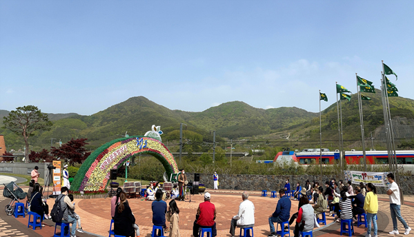NSP통신-청도새마을운동발상지기념관 공원에서 차산농악 찾아가는 거리공연을 하는 모습 (청도군)