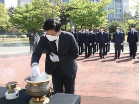 [NSP PHOTO]전남교육청 장석웅 교육감, 목포 4·19혁명기념비 참배